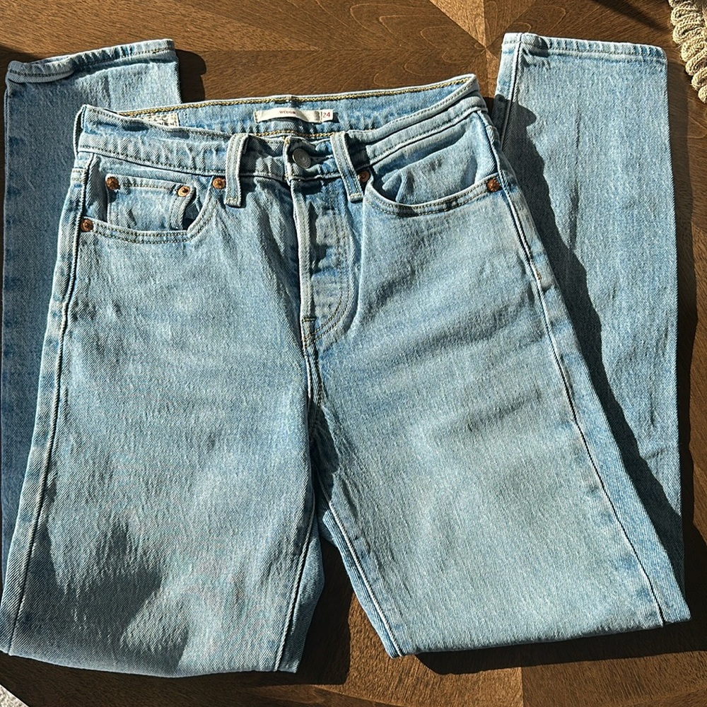 Levi’s PREMIUM WEDGIE lighter wash jean size 24